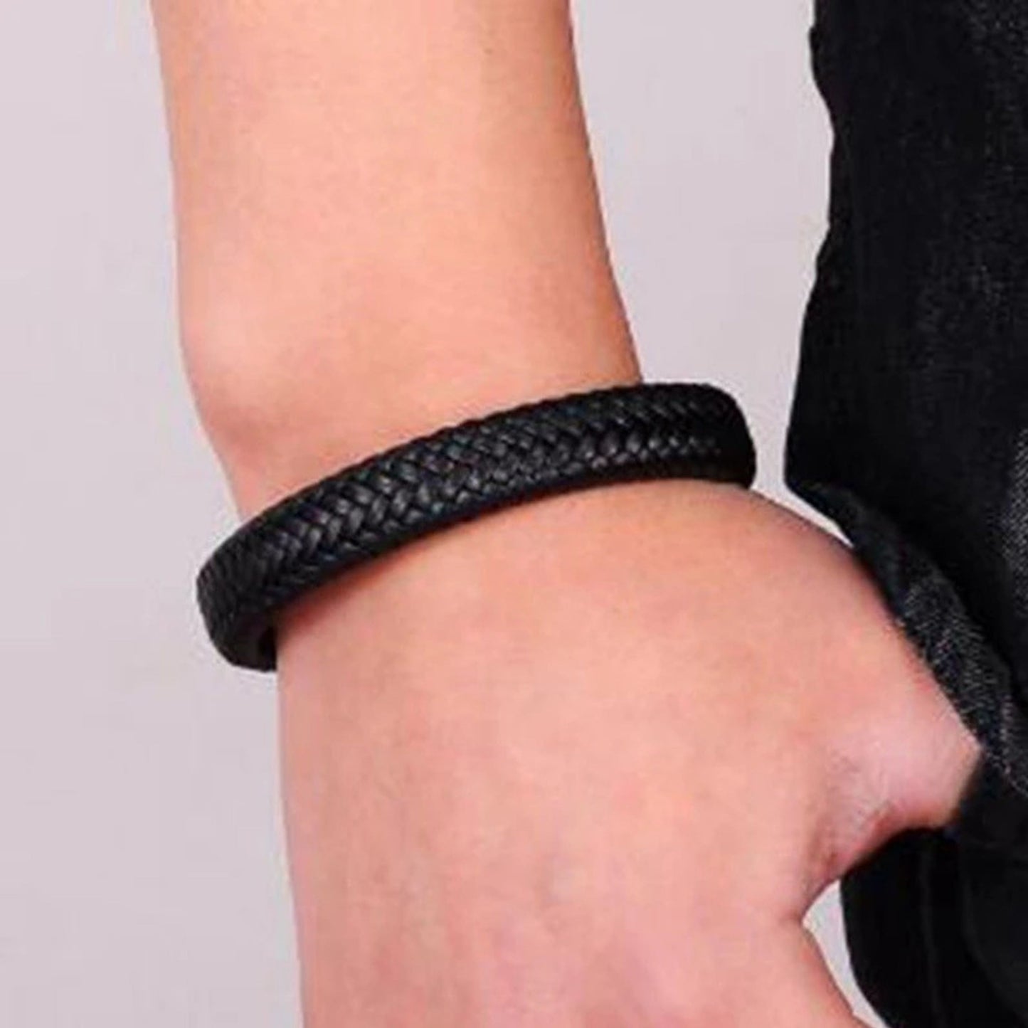 HOME BOX-Fashion Frill Stylish Black Unisex Leather Bracelet.